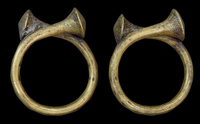 Naga, Indien: Ein Paar Armreifen (2 Stücke) aus 'Gelbguss' mit trompetenartigen Enden. - Stammeskunst / Tribal-Art