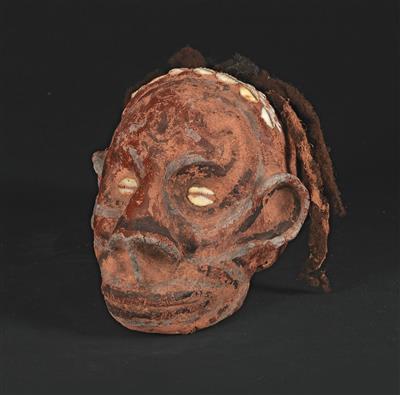 New Guinea, central Sepik River, tribe: Iatmul: An ancestor skull, modelled with clay and painted. Decorated with cowrie and Nassa shells, as well as with real hair. - Mimoevropské a domorodé umění