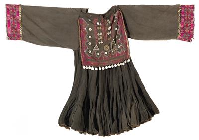 Nord-Pakistan, Kohistan: Ein seltenes Festtags- oder Hochzeits-Kleid der Frauen, genannt ‘Jumlo’. Aus schwarzer Baumwolle, mit reicher Seiden-Stickerei und Dekor-Besatz. - Stammeskunst / Tribal-Art