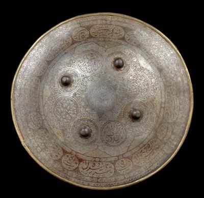 Persien (Iran): Ein prächtiger, runder Prunk-Schild aus Eisen, mit Schrift-Medaillons und feiner Tauschierung aus Silber und Messing. - Stammeskunst / Tribal-Art