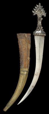 Saudi Arabia: An especially beautiful curved dagger, also known as ‘Wahabite Jambiya’, with sheath and a magnificent hilt made of silver. - Mimoevropské a domorodé umění