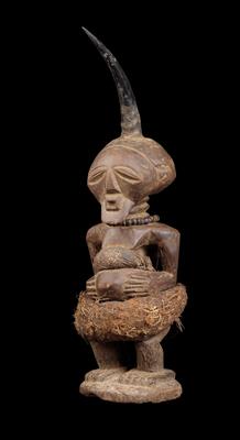 Songye, DR Kongo: Eine männliche Kraft-Figur ‘Nkisi’, mit einem ‘magischen Horn’ und zwei ‘magischen Gürteln’. Stil: Kalebwe. - Stammeskunst / Tribal-Art