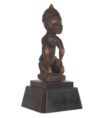 Vili (oder Yombe), DR Kongo: Eine weibliche Ahnen-Figur in typischer, kniender Haltung. - Stammeskunst / Tribal-Art