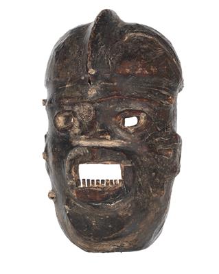 Widekum, Cameroon: A typical, large mask of the Widekum, called ‘Agwe’. Covered with leather. - Mimoevropské a domorodé umění