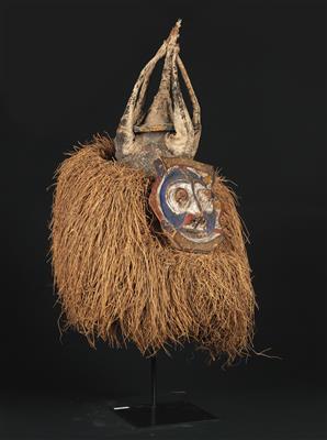 Yaka, Dem. Rep. of Congo: A mask of the Yaka, with high crest, handle and ruff of raffia. - Mimoevropské a domorodé umění