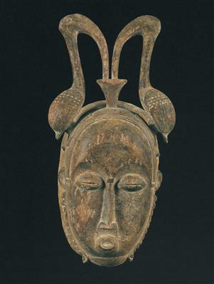 Yaure, Ivory Coast: An especially beautiful mask, with two birds as crests. Carved from a single piece. - Mimoevropské a domorodé umění