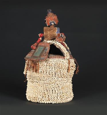 Yoruba, Nigeria: A sacred object, called ‘house of the head’. Decorated with many cowrie shells and a seated figure. - Mimoevropské a domorodé umění