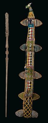 Yoruba, Nigeria: Ein seltener und kompletter Kult-Stab ‘Orisha Oko’. Auch ‘Ritual-Schwert’ genannt. Aus Eisen und Holz, samt Hülle und Kappe, beide mit Glasperlen bestickt. - Stammeskunst / Tribal-Art