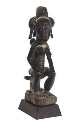 Agni (also called Anyi), Ivory Coast: an old mother and child figure, sitting on a stool. - Mimoevropské a domorodé umění