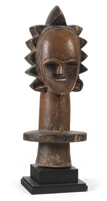 Ambete (also known as Mbete), Gabon, Dem. Rep. of Congo: a rare ‘lid with head’ of a large, figurative reliquary vessel. - Tribal Art - Africa