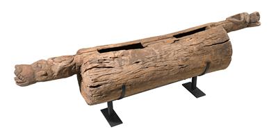 Cameroon Grassfields: a large slit drum, carved from one piece of wood. - Mimoevropské a domorodé umění