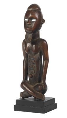 Bembe, Republik Kongo (Brazzaville): Eine sitzende, männliche Ahnen-Figur, mit Bart und Spiegel-Augen. - Stammeskunst / Tribal-Art; Afrika