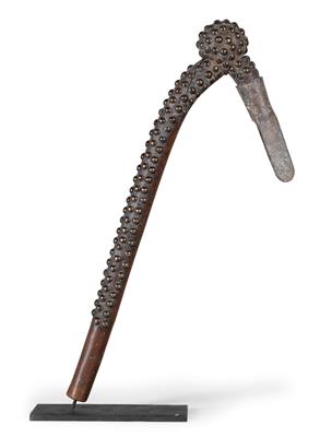 An African prestige axe adorned with decorative nails. - Mimoevropské a domorodé umění