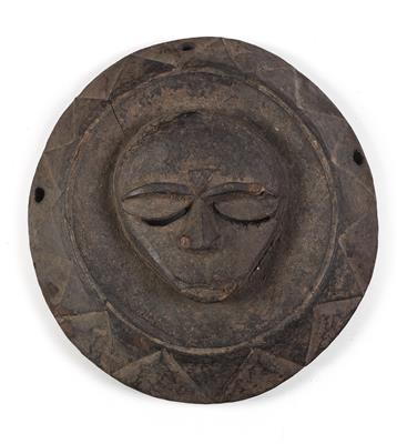 Eket, Nigeria: Eine typische, runde, alte und seltene Maske der 'Ekpo-Gesellschaft'. - Stammeskunst / Tribal-Art; Afrika