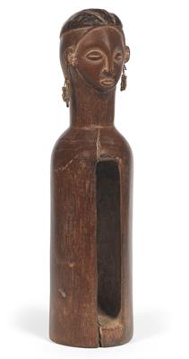 Mbole, Dem. Rep. of Congo: A slit drum with a hilt at the upper part in the form of a beautiful female head. - Mimoevropské a domorodé umění