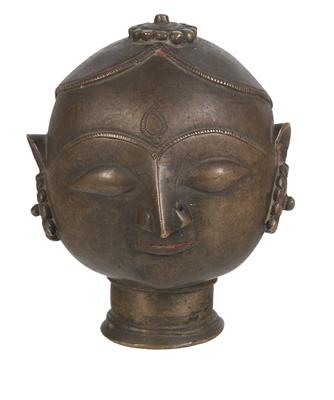 Indien, Bundesstaat Maharashtra: Ein Kopf aus Bronze, die Göttin Gauri, eine Form der Hindu-Göttin Parvati darstellend. - Stammeskunst / Tribal-Art; Afrika