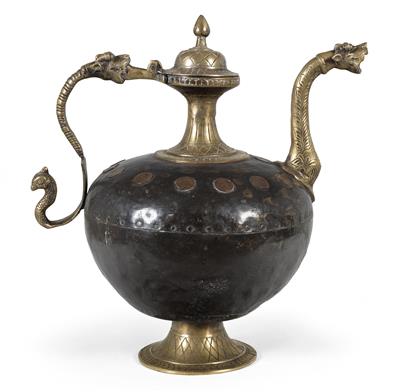 India: A big, bulging lidded jug made of brass with set (‘King George V’) coins on its outer surface. - Mimoevropské a domorodé umění