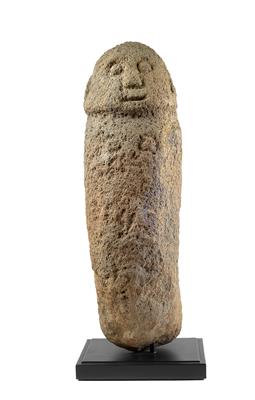 Indonesia, Flores Island: a janus-headed stone figure. - Mimoevropské a domorodé umění