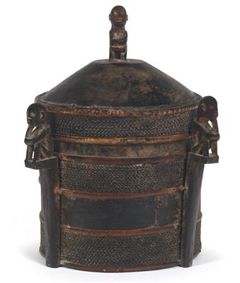 Indonesia, Indonesia, Kalimantan (Borneo), Dayak: an old, complete ‘shaman’s box’. A round, lidded container, into which a Dayak shaman had for a long time kept his ‘magic objects’. With 3 tutelary spirit figures. Rare! - Mimoevropské a domorodé umění