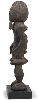 Kaka, Kamerun: Eine höchst expressive, männliche Figur, mit einem Kind auf dem Rücken und einer dicken, krustigen Opfer-Patina. Sehr selten! - Stammeskunst / Tribal-Art; Afrika