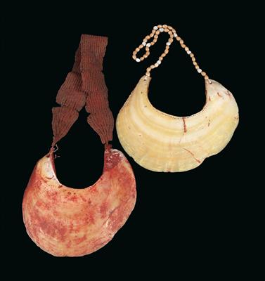 Konvolut (2 Stücke), Neuguinea: 2 sogenannte 'Kina-Muscheln', die im Hochland von Neuguinea als Schmuck und als Zahlungsmittel beim 'Brautpreis' verwendet werden. - Stammeskunst / Tribal-Art; Afrika