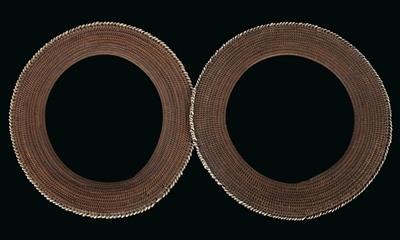 Mixed lot (2 items), Oceania, New Britain, tribes: Mengen or Nakanai: two rare, flat, plaited bracelets, decorated with nassa shells on the outside. Worn on the head as ornaments and valuable objects ('primitive money'). Very rare! - Tribal Art - Africa