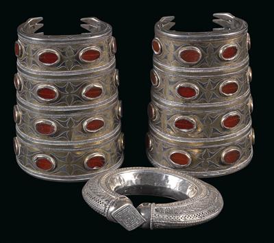 Mixed lot (3 items): A pair of bangles of the Tekke Turkmen, made of silver, silver-gilt. From Turkmenistan, Iran, Afghanistan. And a silver bracelet. From East Africa, South Arabia or India. - Tribal Art - Africa