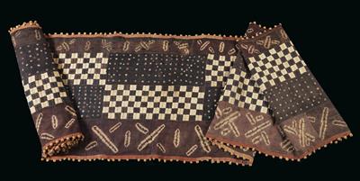 Kuba (or Bakuba): Democratic Republic of Congo: A rare, ceremonial wrapover skirt ‘mapel’ assembled from many parts and decorated with stitching and colouring techniques. - Mimoevropské a domorodé umění