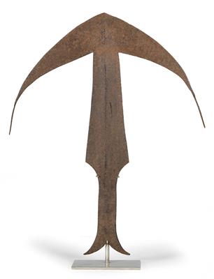 Kwele, Gabon: a piece of 'iron money' from the Kwele, anchor-shaped. - Mimoevropské a domorodé umění