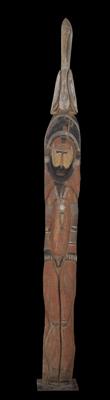 New Guinea, Maprik District, tribe: Abelam: a big, monumental, male ancestor figure, called ‘nggwalndu’, with a hornbill on the head and colourfully painted. - Mimoevropské a domorodé umění