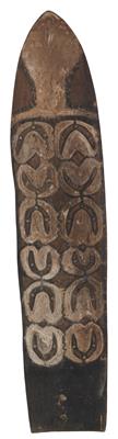 New Guinea, tribe: Asmat: a battle shield called ‘jamasi’, from the Citak area on the southern coast of New Guinea. - Mimoevropské a domorodé umění