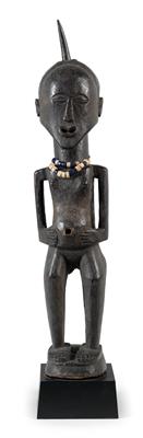 Nsapo Nsapo, DR Kongo: Eine weibliche Kraft-Figur 'Nkisi'. - Stammeskunst / Tribal-Art; Afrika