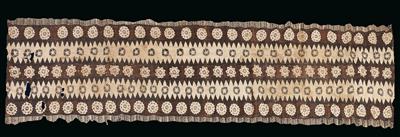 Ozeanien, Samoa: Ein langes, schmäleres Stück Rindenbaststoff, genannt 'Tapa', mit Blüten-Dekor. - Stammeskunst / Tribal-Art; Afrika