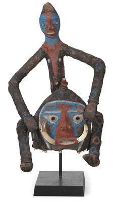 Oceania, Vanuatu (formerly New Hebrides), Malekula Island: a helmet mask, called ‘Temes Mbalmbal’, with a seated male figure on a head with boar’s tusks. - Mimoevropské a domorodé umění