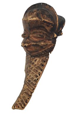 Pende, Democratic Republic of Congo: A very old head mask with a long beard, depicting a wise, old man or an ancestor. - Mimoevropské a domorodé umění