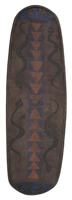 Poto, DR Kongo: Ein hoher Flecht-Schild, bemalt mit Dreiecken und 4 Schlangen. - Stammeskunst / Tribal-Art; Afrika