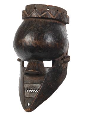 Salampasu, Democratic Republic of Congo: A rare mask of the ‘kasangu’ type, that may only be worn by successful warriors. - Tribal Art - Africa