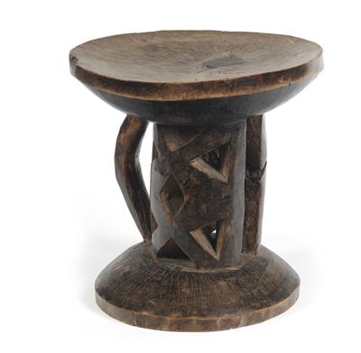Shona (or Mashona), Zimbabwe: a stool with a round, openwork central pillar and a hand-grip. - Tribal Art - Africa