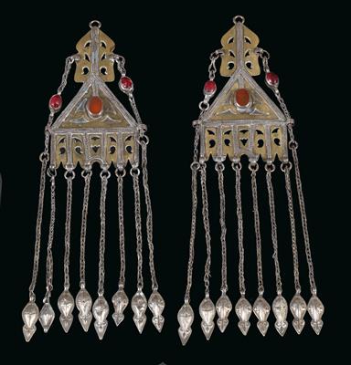 Tekke Turkmen, Turkmenistan, Iran, Afghanistan: A pair (2 items) of temple pendants of the Tekke Turkmen. Made of silver, silver alloy and brass. - Mimoevropské a domorodé umění