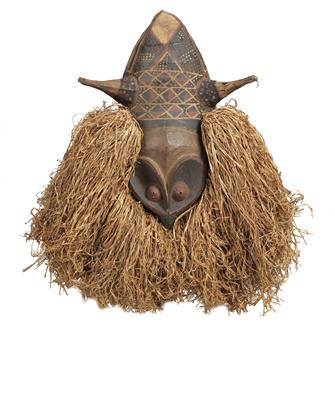 Yaka (oder Bayaka), DR Kongo, Angola: Eine typische Helm-Maske der Yaka, mit textilem Aufsatz und mit großem 'Bart' aus Pflanzen-Fasern. - Stammeskunst / Tribal-Art; Afrika