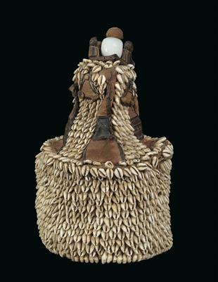 Yoruba, Nigeria: a sacred object, called ‘house of the head’, decorated with many cowrie shells and a white glass sphere. - Tribal Art - Africa