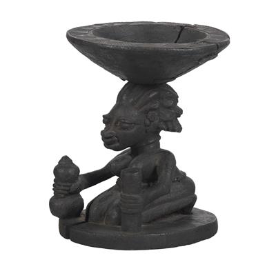Yoruba, Nigeria: A bowl, called ‘Agere Ifa’, in which the priest of the ‘Ifa oracle’ preserves the 16 palm nuts needed for his divination, with a kneeling female caryatid. - Mimoevropské a domorodé umění