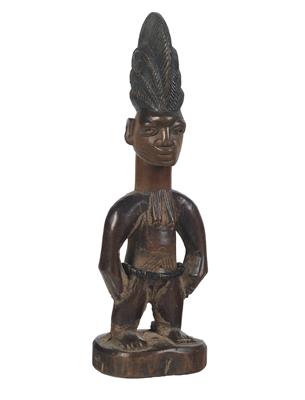 Yoruba, Nigeria: Eine schöne, weibliche Zwillings-Figur 'Ibeji', mit hoher Kamm-Frisur. Stil: Ogbomoso, Oyo. - Stammeskunst / Tribal-Art; Afrika