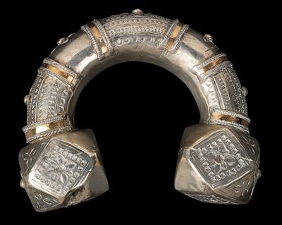 Egypt, Sudan: a large, hollow anklet made of silver, with polyhedron ends and decorated with gold plating. Worn by women in Upper Egypt (around Aswan) and Nubia (Sudan). - Mimoevropské a domorodé umění