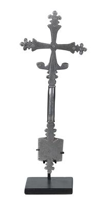 Ethiopia: a small hand cross, of cast iron, cut, forged and punched. Type: ‘Latin’, from Shoa (central Ethiopia). 18th / 19th century. - Tribal Art
