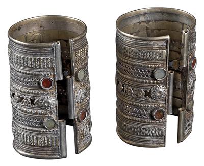 Afghanistan: a pair of tall bangles (2 items) made of silver alloy. Openwork and glass stone decoration. From the South East of Afghanistan, the Paktia Province. - Tribal Art
