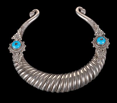 Afghanistan, Nuristan: a typical spiral choker from Nuristan, Northeastern Afghanistan. Made of very high quality silver and set with two blue glass stones. - Mimoevropské a domorodé umění