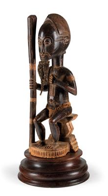 Baule, Ivory Coast: a seated ancestor figure of a chief, with staff of dignity and beard. - Tribal Art