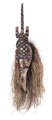 Bobo, Bwa oder Gurunsi, Burkina Faso: Eine große Vogelkopf-Maske, mit einem Krokodil als Aufsatz, weiss, rot und schwarz bemalt, mit originalem, altem Faser-Behang. - Tribal Art