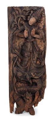 Burma (Myanmar): Ein altes Relief-Paneel, das eine ‘himmlische’ Tänzerin (eine ‘Apsara’) zeigt, die auf einem Meeres-Ungeheuer, einer ‘Makara’ steht. - Tribal Art